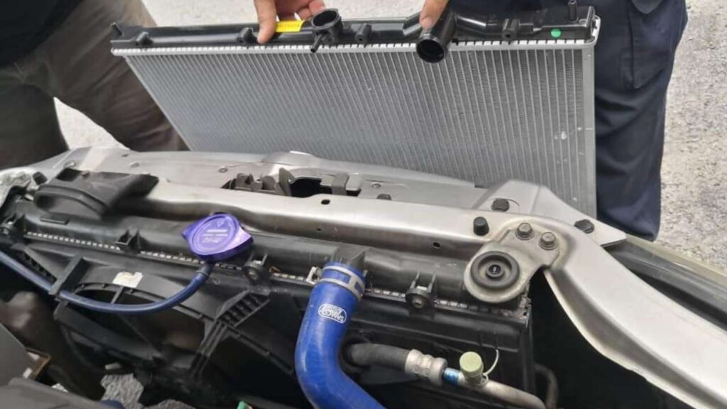 tanda awal tangki air kereta bocor